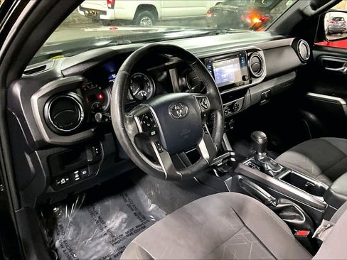 Used 2018 Toyota Tacoma TRD Off-Road w/ Technology Package image 18