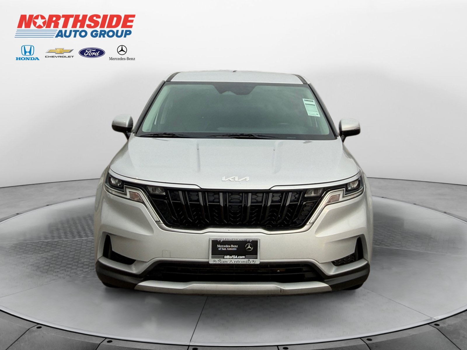 Used 2023 Kia Carnival LX FWD image 2