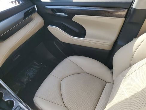 Used 2023 Toyota Highlander Platinum image 9