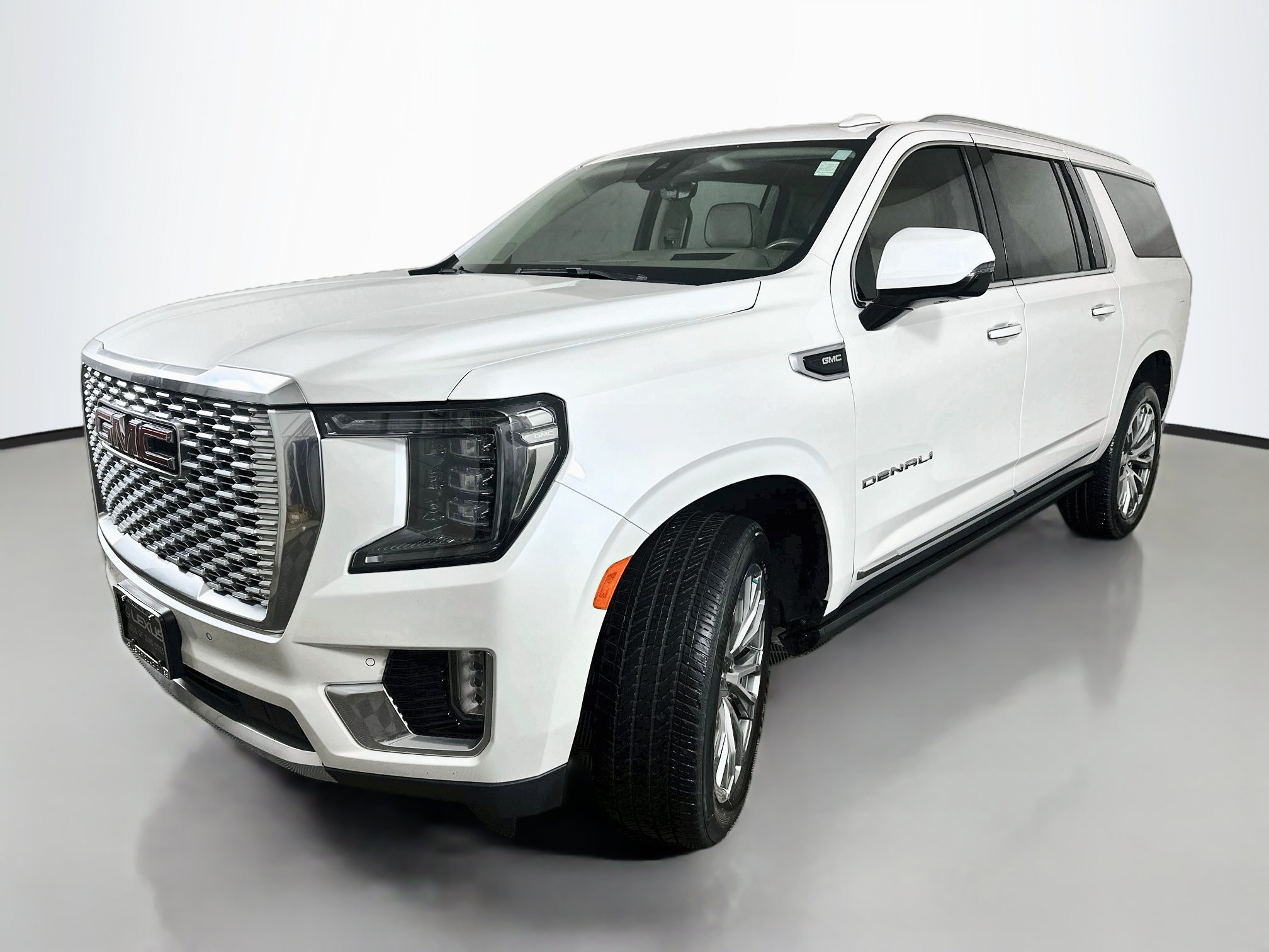 Used 2021 GMC Yukon XL Denali w/ Denali Premium Package AWD/4WD image 3