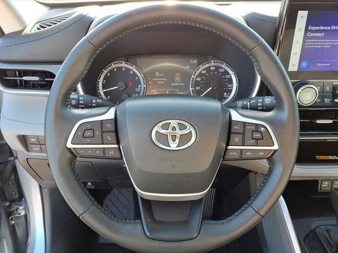 Used 2023 Toyota Highlander XLE FWD image 22