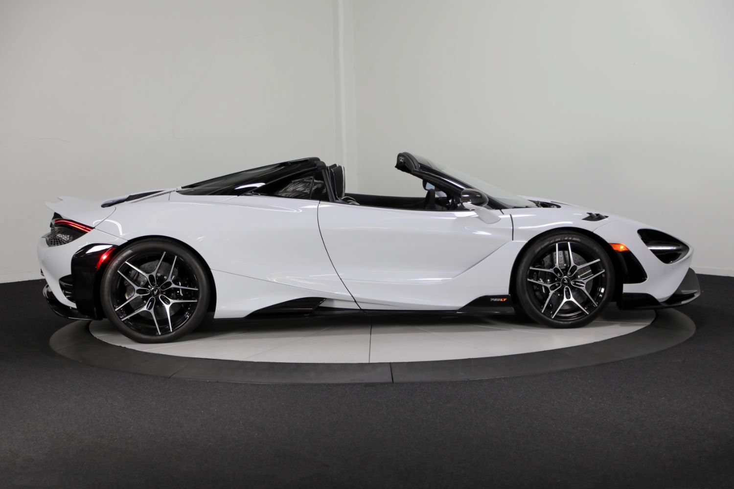 Used 2022 McLaren 765LT RWD image 9