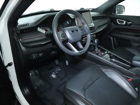 Used 2025 Jeep Compass Trailhawk AWD/4WD image 17