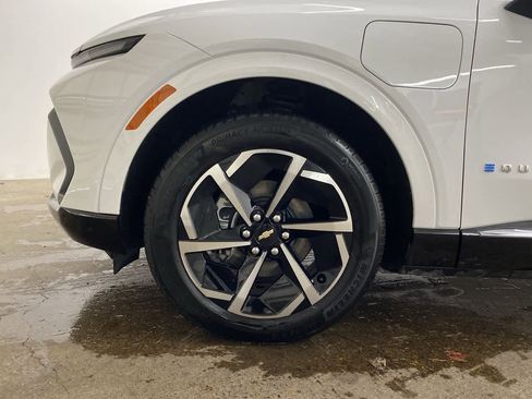 Used 2025 Chevrolet Equinox EV LT w/ Convenience Package image 11