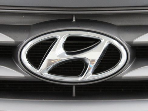 Used 2018 Hyundai Santa Fe Sport w/ 2.4L Value Package 02 FWD image 29