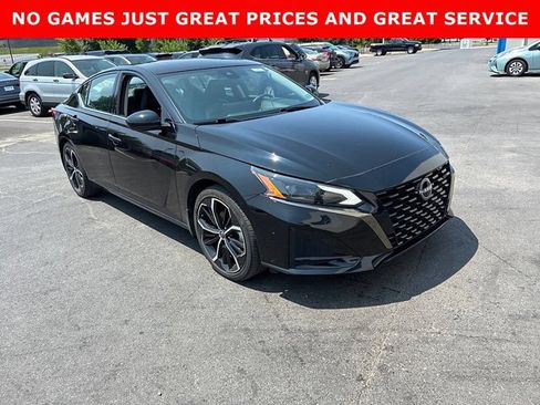 Used 2023 Nissan Altima 2.5 SR w/ SR Premium Package FWD image 2