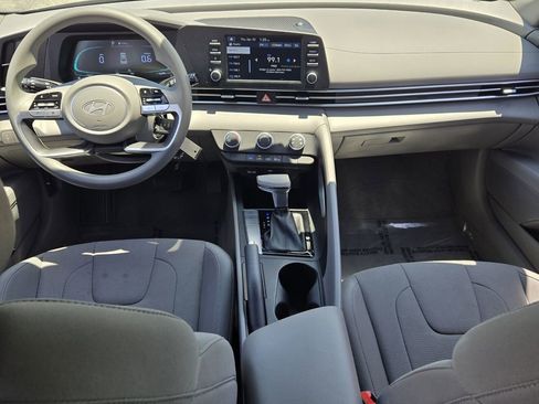 Certified 2025 Hyundai Elantra SE FWD image 12