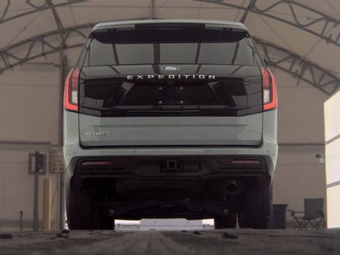 Used 2025 Ford Expedition Active AWD/4WD image 5