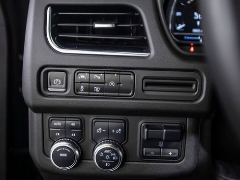 Used 2023 GMC Yukon XL SLT w/ SLT Premium Package image 41