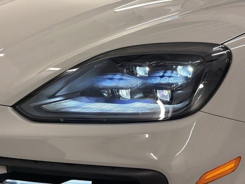 Certified 2025 Porsche Cayenne E-Hybrid AWD/4WD image 31