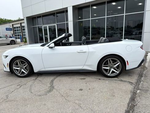 Used 2024 Ford Mustang Convertible RWD image 4