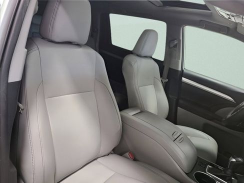 Used 2019 Toyota Highlander XLE AWD/4WD image 18