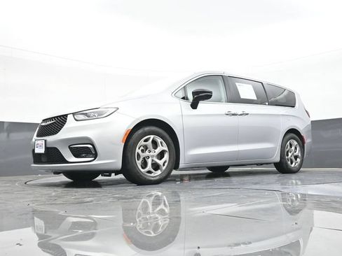 Used 2024 Chrysler Pacifica Limited FWD image 53