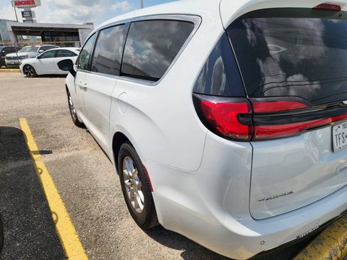 Used 2024 Chrysler Pacifica Touring-L FWD image 5