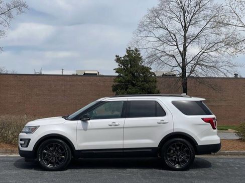 Used 2017 Ford Explorer XLT w/ Equipment Group 202A image 4