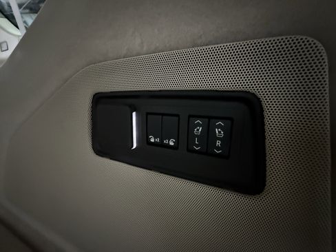 Used 2025 Cadillac Escalade ESV Sport Platinum image 40