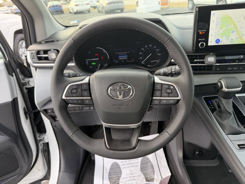 Used 2025 Toyota Sienna XLE image 15