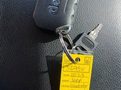 Used 2023 Jeep Gladiator Sport image 27