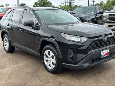 Used 2019 Toyota RAV4 LE FWD image 3