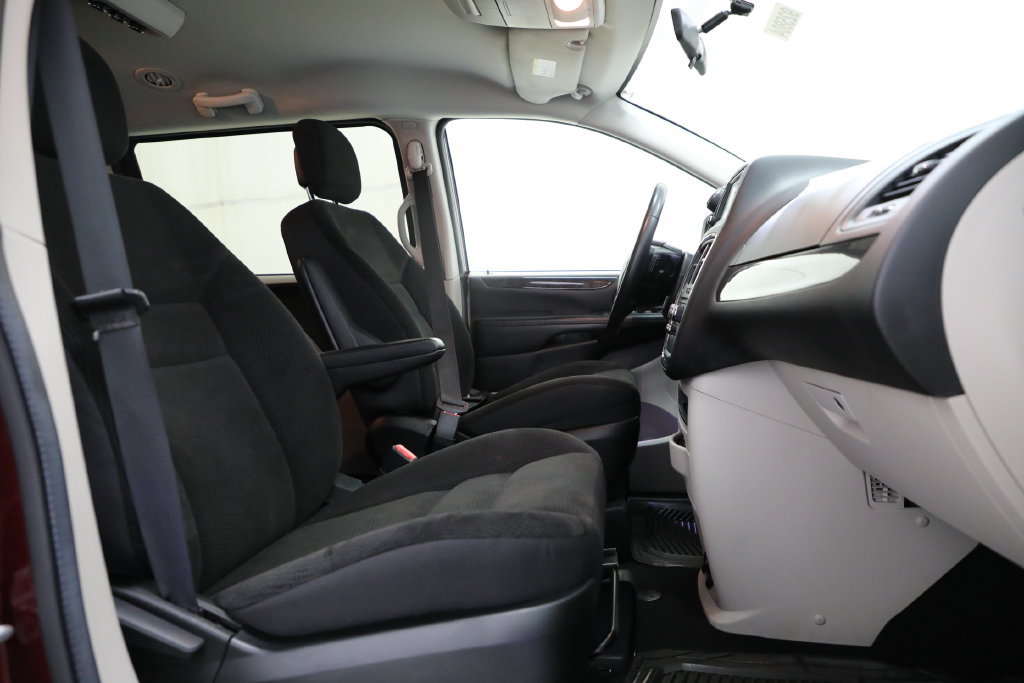 Used 2018 Dodge Grand Caravan SE w/ Rear Park Assist Package FWD image 18