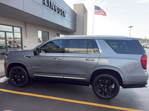 Used 2022 GMC Yukon Denali w/ Denali Premium Package image 4