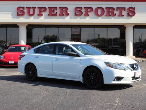 Used 2017 Nissan Altima 2.5 SR w/ Midnight Edition Package FWD image 1