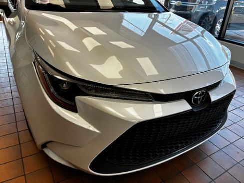 Used 2022 Toyota Corolla LE FWD image 2