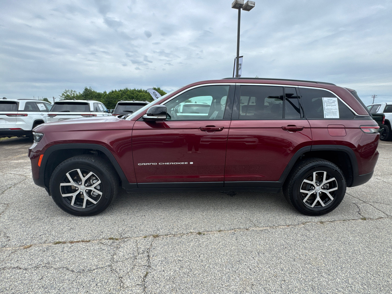 Used 2025 Jeep Grand Cherokee Limited AWD/4WD image 8