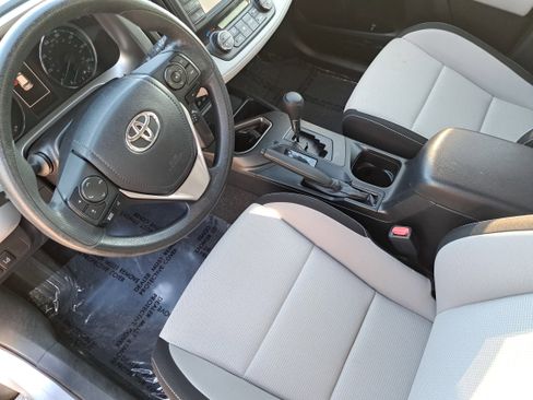 Used 2018 Toyota RAV4 LE image 16