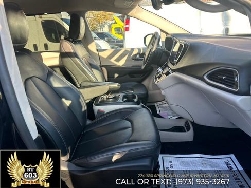 Used 2024 Chrysler Pacifica Touring-L image 33