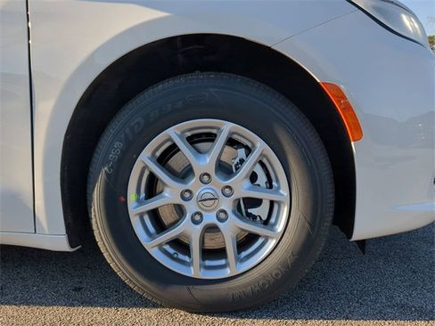 New 2025 Chrysler Pacifica Select image 10