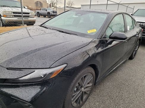Used 2025 Toyota Camry SE image 10