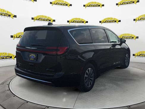 Used 2024 Chrysler Pacifica Limited FWD image 6