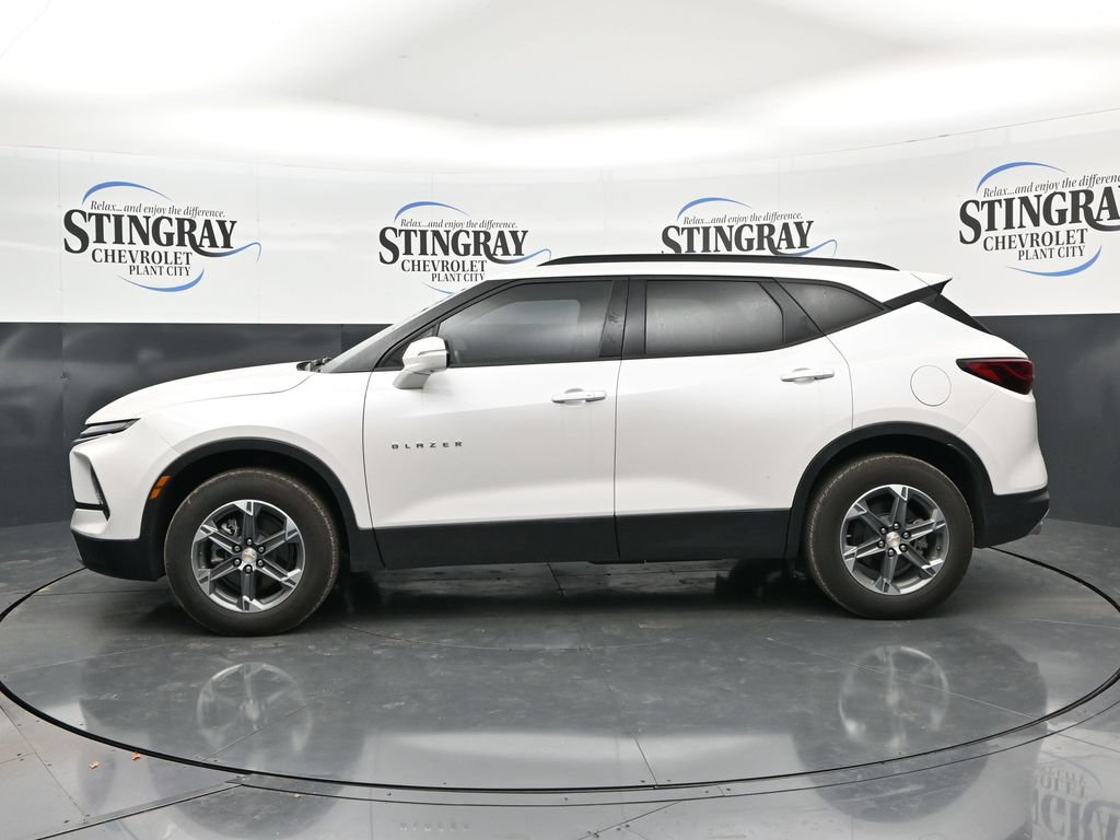Used 2025 Chevrolet Blazer LT w/ Sound & Technology Package FWD image 4