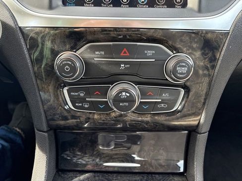 Used 2017 Chrysler 300 C image 30