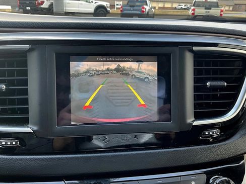 Used 2018 Chrysler Pacifica Touring-L image 13