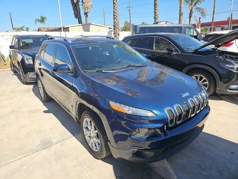 Used 2018 Jeep Cherokee Latitude Plus FWD image 2