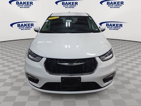 Used 2023 Chrysler Pacifica Touring-L image 2