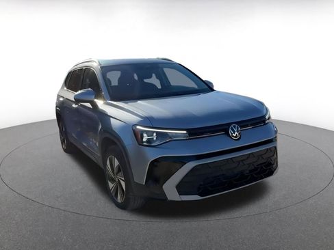 Used 2025 Volkswagen Taos SE image 3