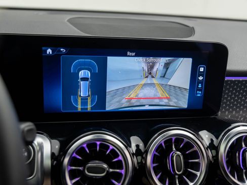 Used 2024 Mercedes-Benz GLB 250 4MATIC w/ Exclusive Package image 30