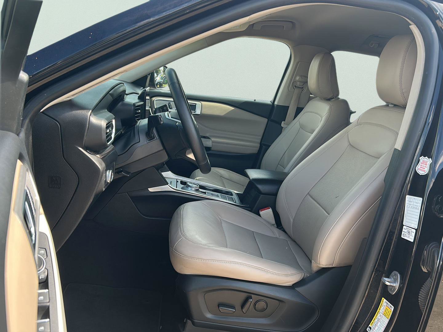 Certified 2022 Ford Explorer Limited RWD image 7