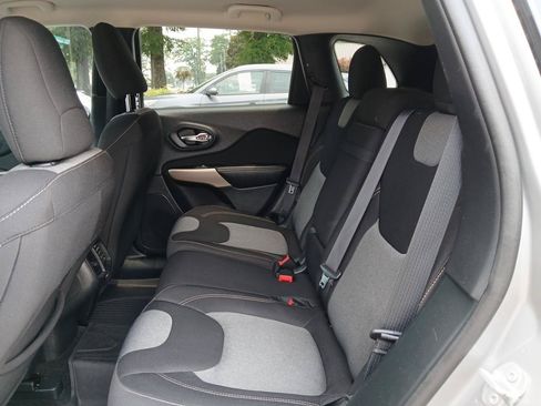 Used 2018 Jeep Cherokee Latitude FWD image 11