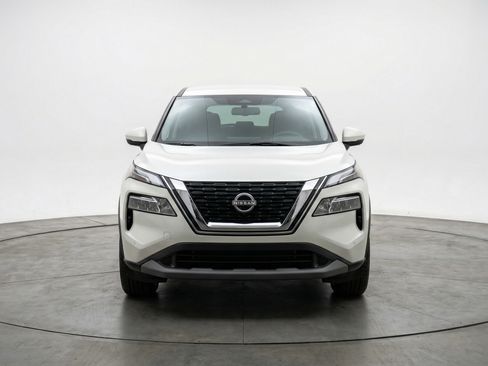 Used 2025 Nissan Rogue SV FWD image 2