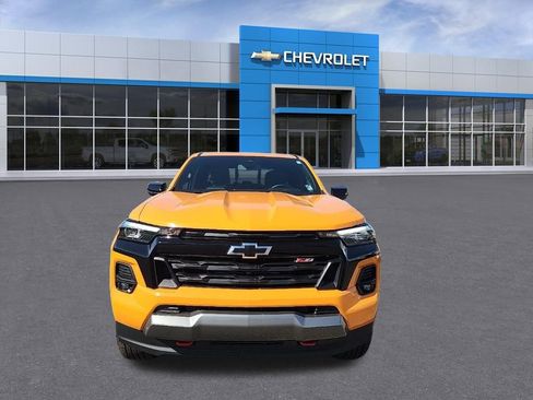 Used 2025 Chevrolet Colorado Z71 w/ Technology Package AWD/4WD image 8