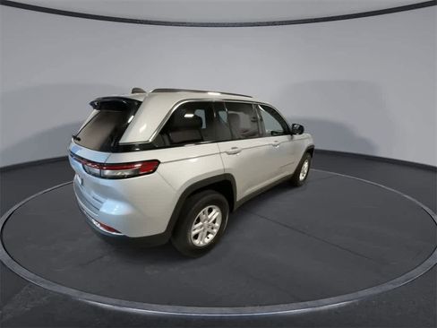 Used 2023 Jeep Grand Cherokee Laredo image 8