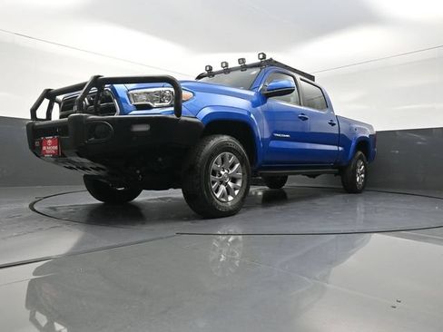 Used 2018 Toyota Tacoma SR5 AWD/4WD image 33