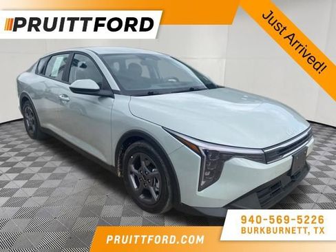 Used 2025 Kia K4 LXS image 1