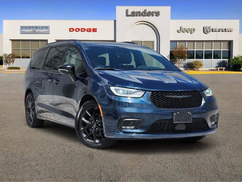 Used 2025 Chrysler Pacifica Limited FWD image 1