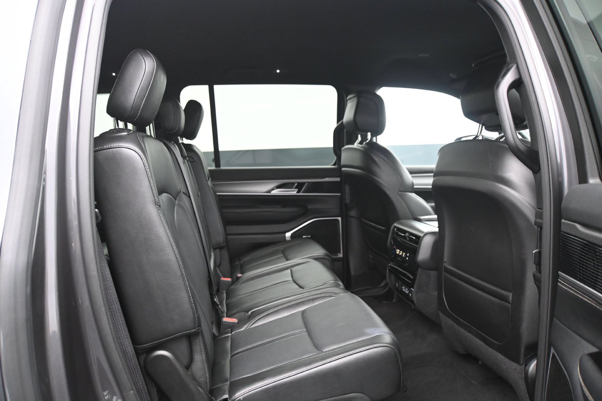 Used 2025 Jeep Wagoneer L Series II w/ 8-pass Seating Package AWD/4WD image 15