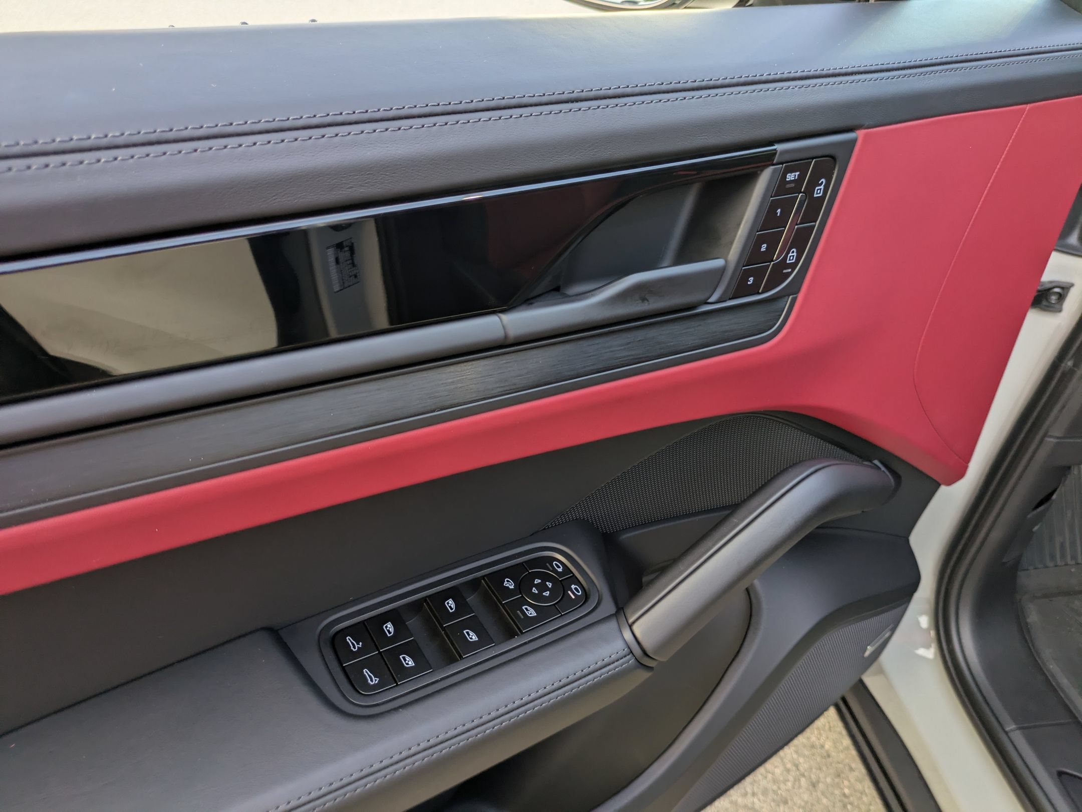 Used 2025 Porsche Cayenne GTS AWD/4WD image 16